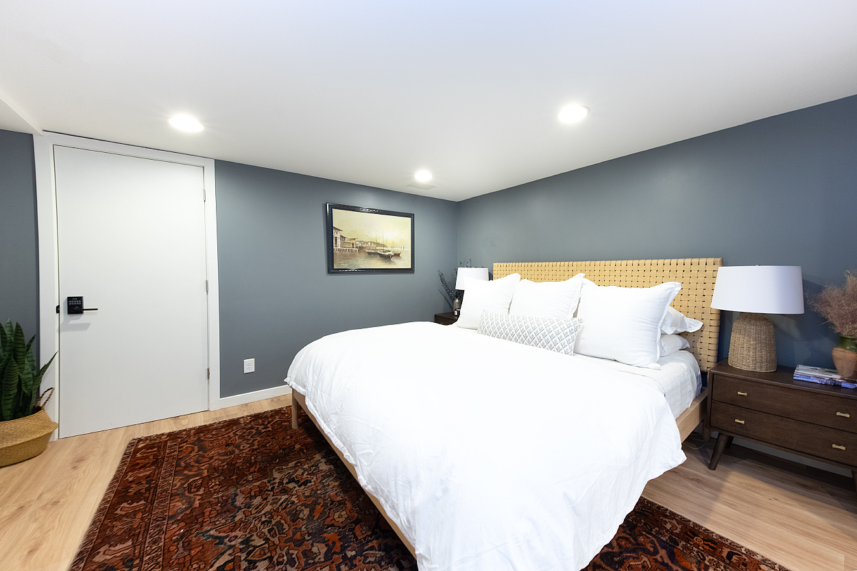 Bedroom 4: King bed